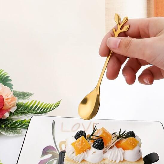 cuillere-a-dessert-en-inox-brillant