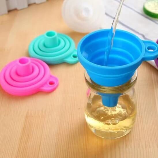 entonnoir-silicone-pour-liquides-et-poudres