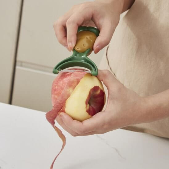 eplucheur-pomme-de-terre-design-moderne-en-main