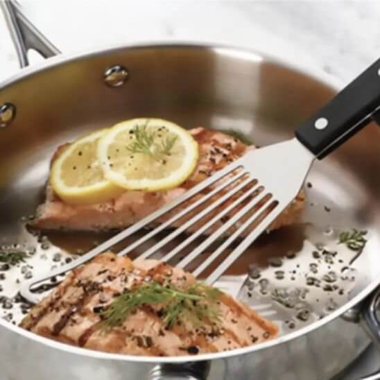 gros-plan-sur-spatule-polyvalente-de-qualite
