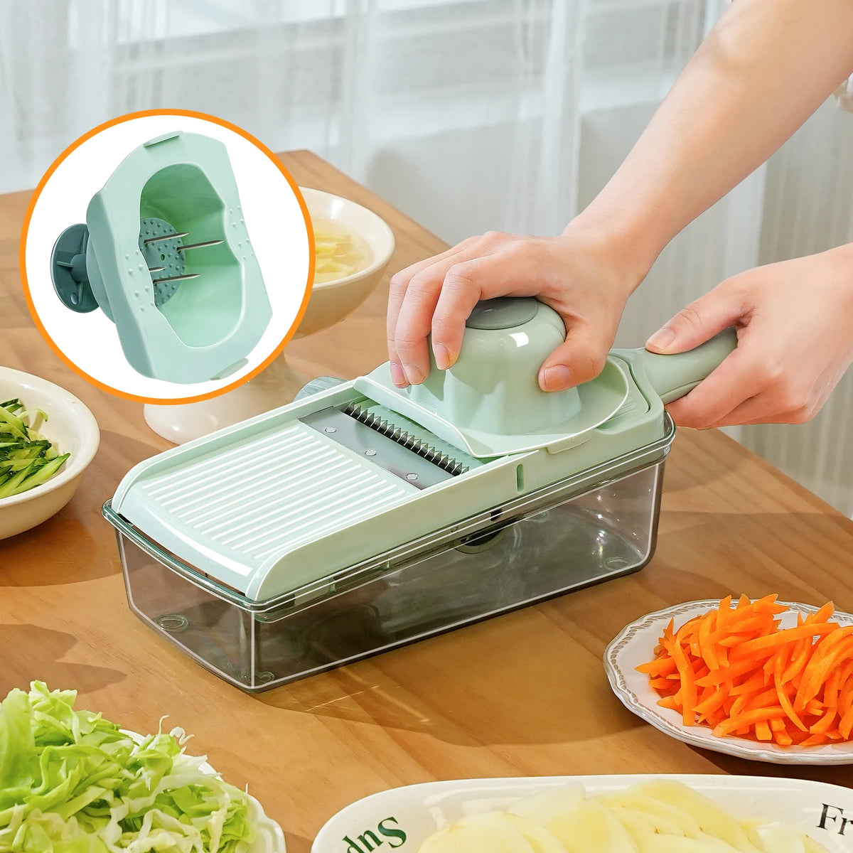 Mandoline cuisine multifonctions avec poignée sur une table en bois