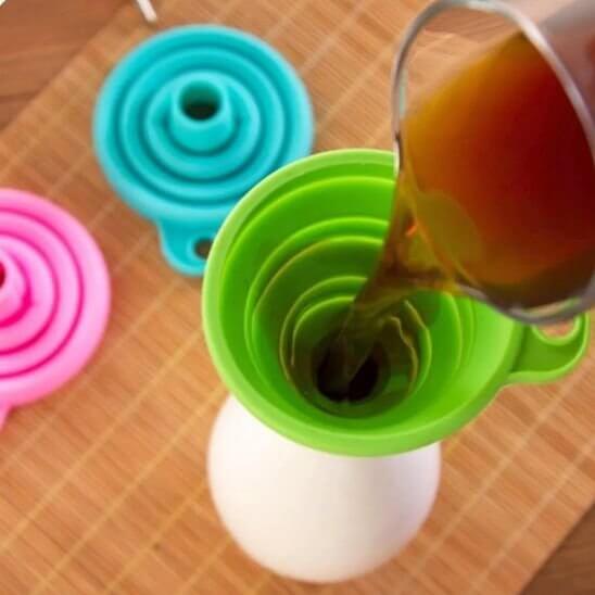 petit-entonnoir-silicone-pour-bouteille