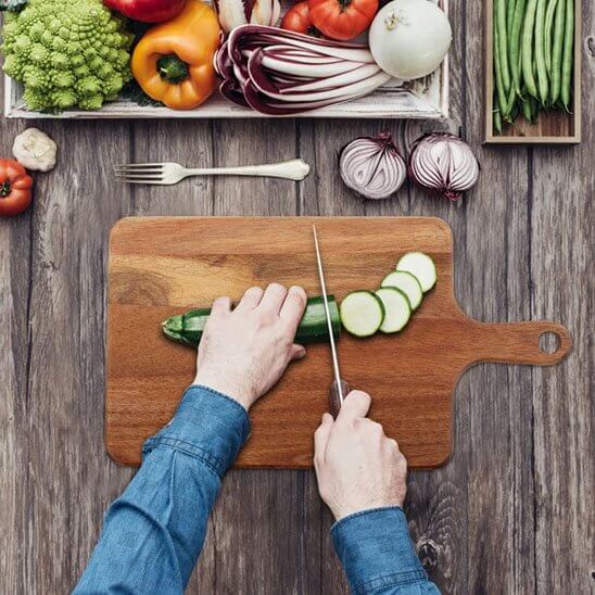 planche-en-bois-a-decouper-elegance-naturelle-main