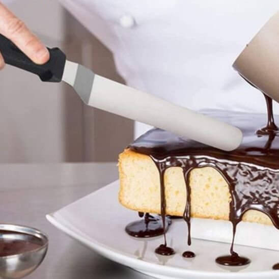 spatule-coudee-robuste-polyvalente-cuisine