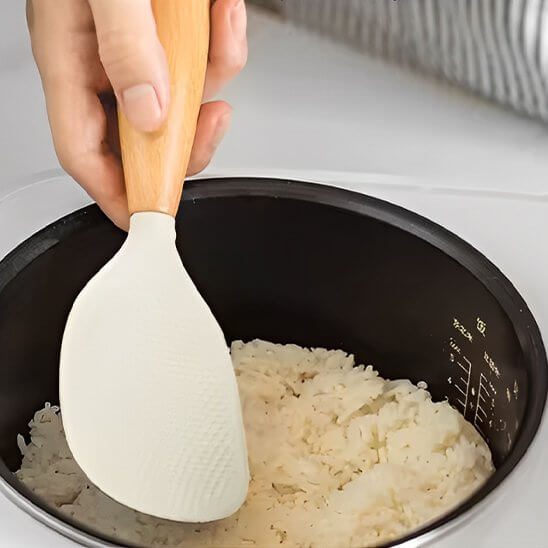 spatule-de-cuisine-avec-manche-en-bois
