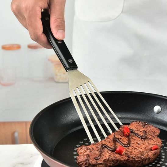spatule-polyvalente-avec-manche-en-bois